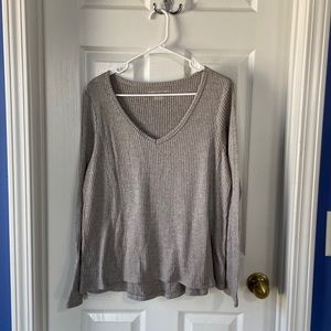 ❄️ 3/$15 American Eagle v-neck lightweight gray sweater, size large